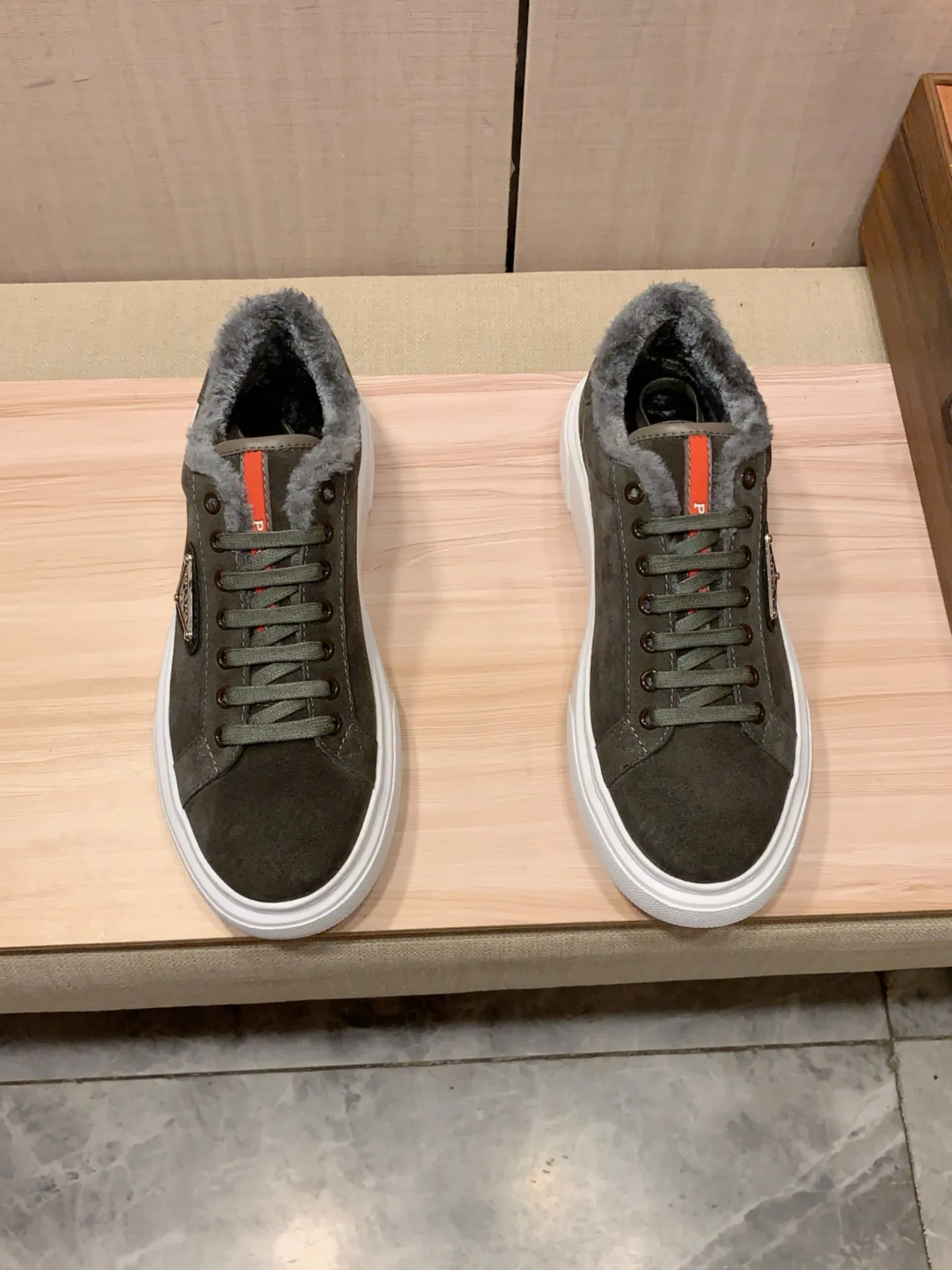 Warm new model: Factory price: 460💰💰🎩🎩[Lightning][Lightning] "Prada Men's Shoes💰pRADA*" The latest and most popular casual shoes, top brand [seduce] luxury~purchase, top~quality. [Strong] The upper is made of imported breathable anti-wear material ➕ Breathable simulated fur feet (•) with fine workmanship. The original stylish and stylish soft rubber wear-resistant and non-slip outsole is light and comfortable on the feet. The real thing looks better when photographed in person. 0186: code: 38-44, 4️⃣ colors selected